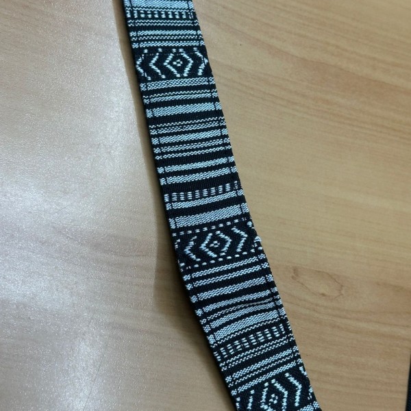 SİYAH BEYAZ DESENLİ FOTOĞRAF MAKİNASI ASKISI