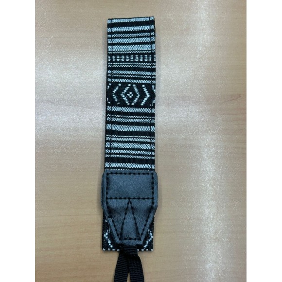 SİYAH BEYAZ DESENLİ FOTOĞRAF MAKİNASI ASKISI